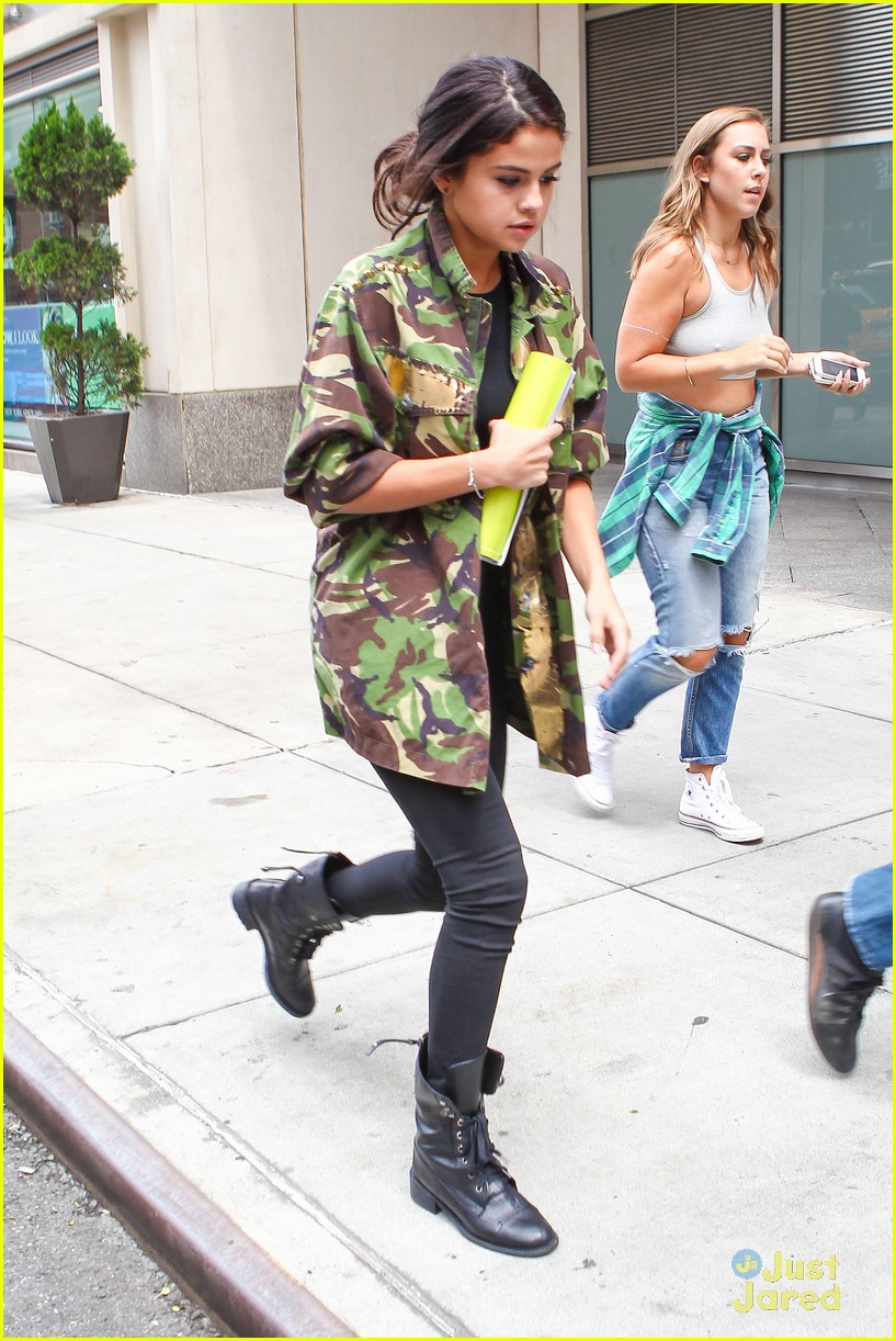 Selena Gomez Covers Up in Camo Jacket | Photo 693922 - Photo Gallery ...