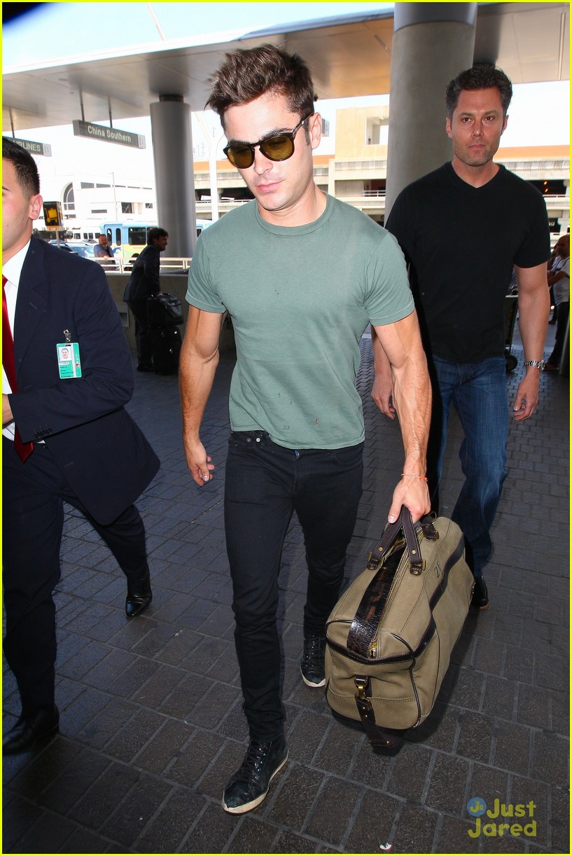 Full Sized Photo of zac efron muscles cant be ignored at lax airport 21 ...