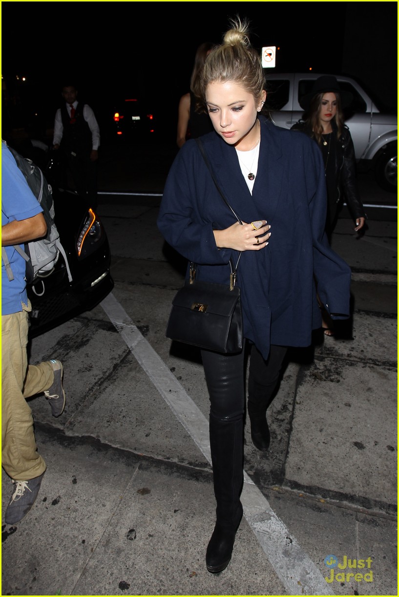 Ashley Benson Grabs Dinner With Friends Ahead Of 'Pretty Little Liars