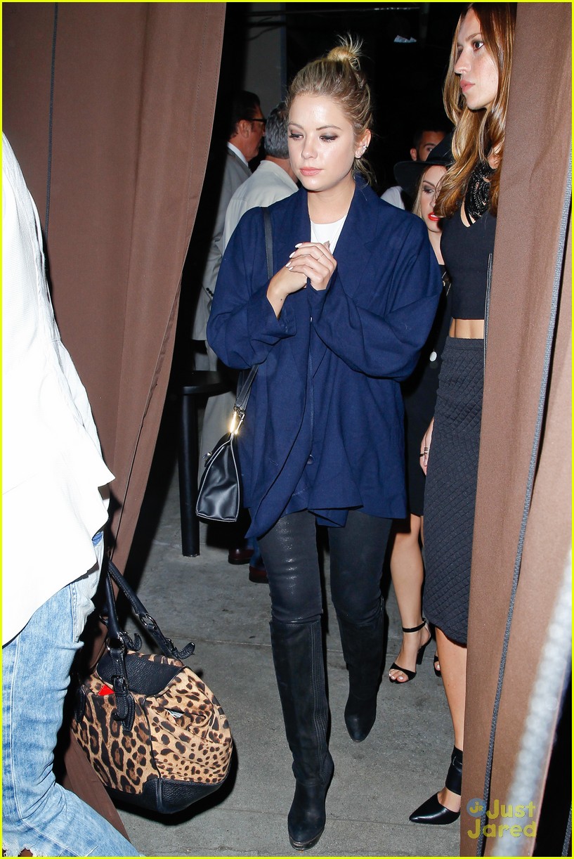 Ashley Benson Grabs Dinner With Friends Ahead Of 'Pretty Little Liars