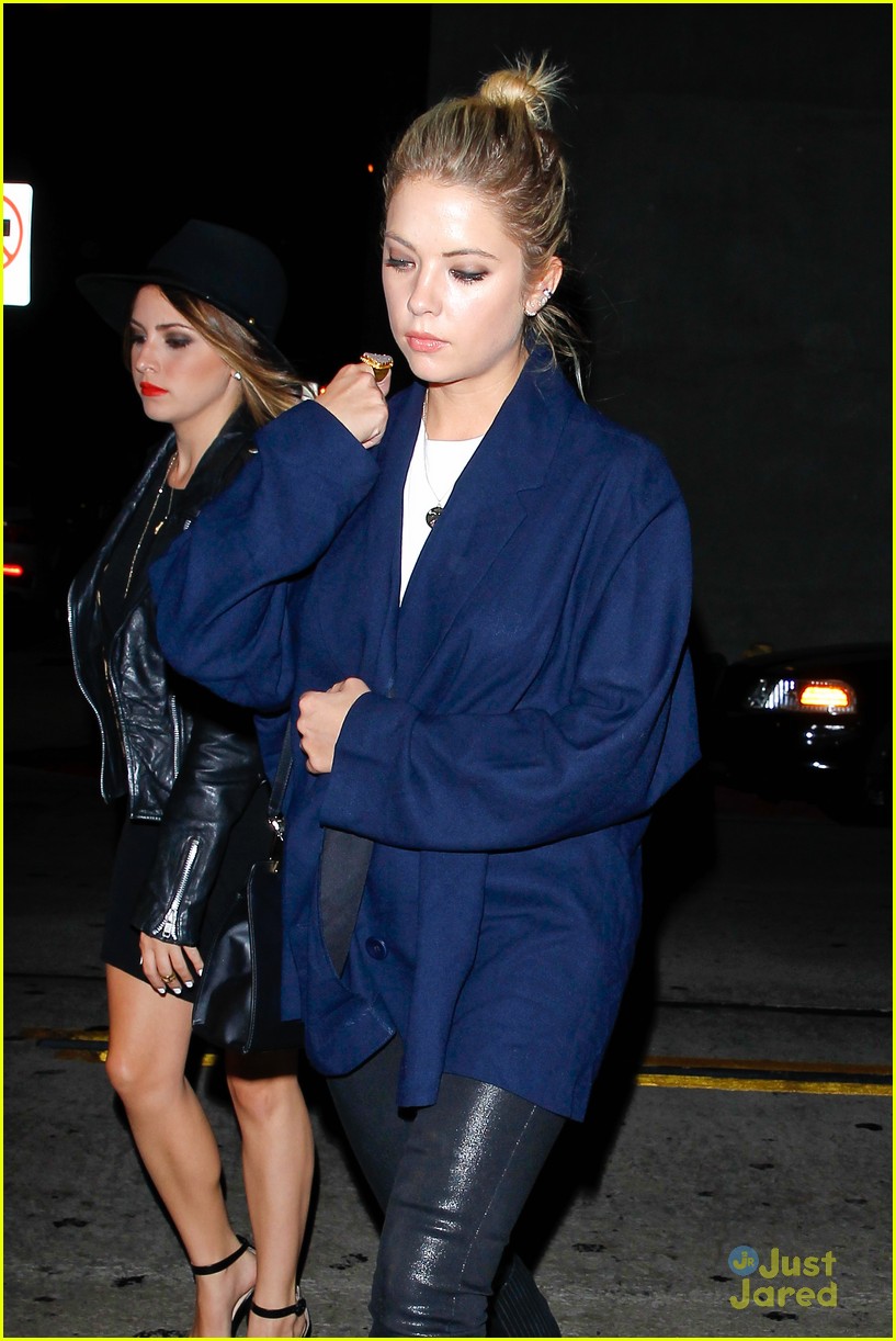 Ashley Benson Grabs Dinner With Friends Ahead Of 'Pretty Little Liars