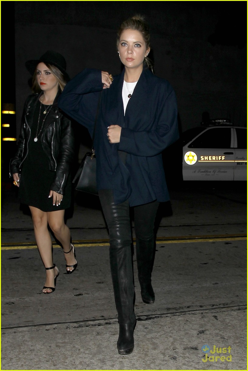 Ashley Benson Grabs Dinner With Friends Ahead Of 'Pretty Little Liars