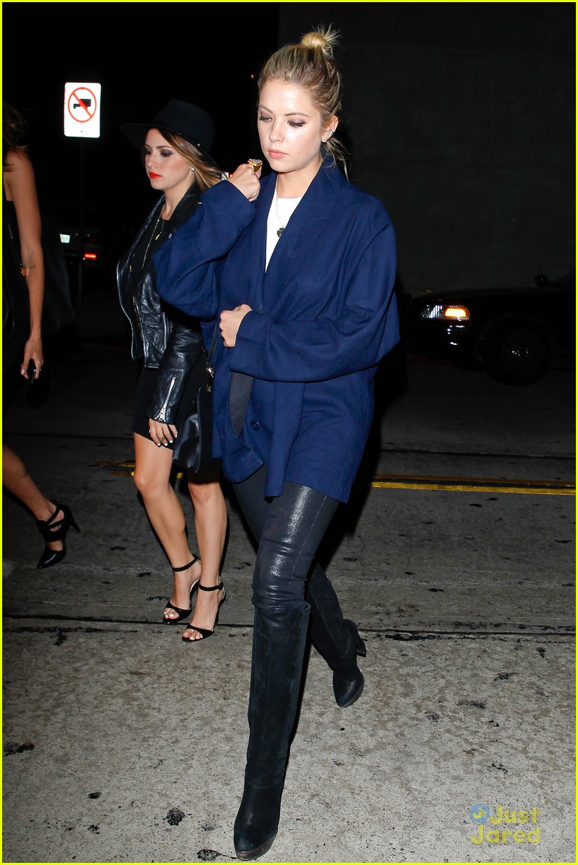 Ashley Benson Grabs Dinner With Friends Ahead Of 'Pretty Little Liars