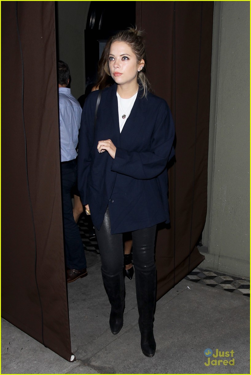 Ashley Benson Grabs Dinner With Friends Ahead Of 'Pretty Little Liars