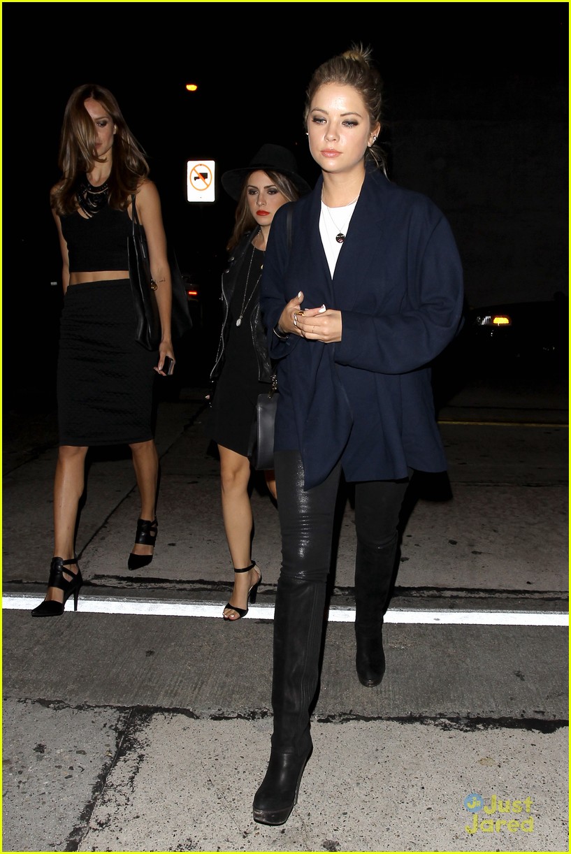 Ashley Benson Grabs Dinner With Friends Ahead Of 'Pretty Little Liars