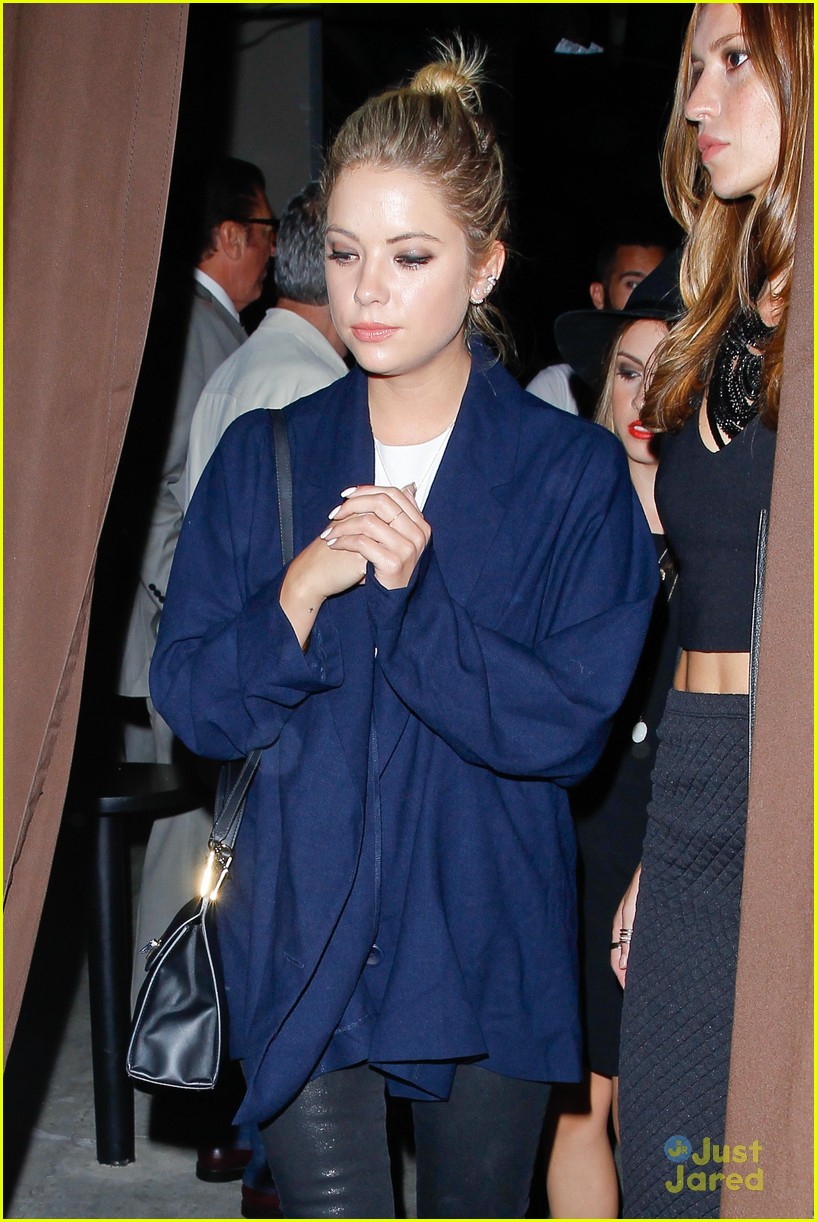 Ashley Benson Grabs Dinner With Friends Ahead Of 'Pretty Little Liars