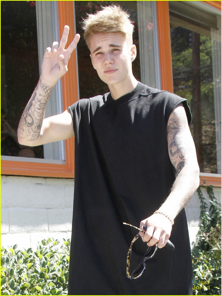 Justin Bieber Flashes Peace Sign After Being Sued By Photographer