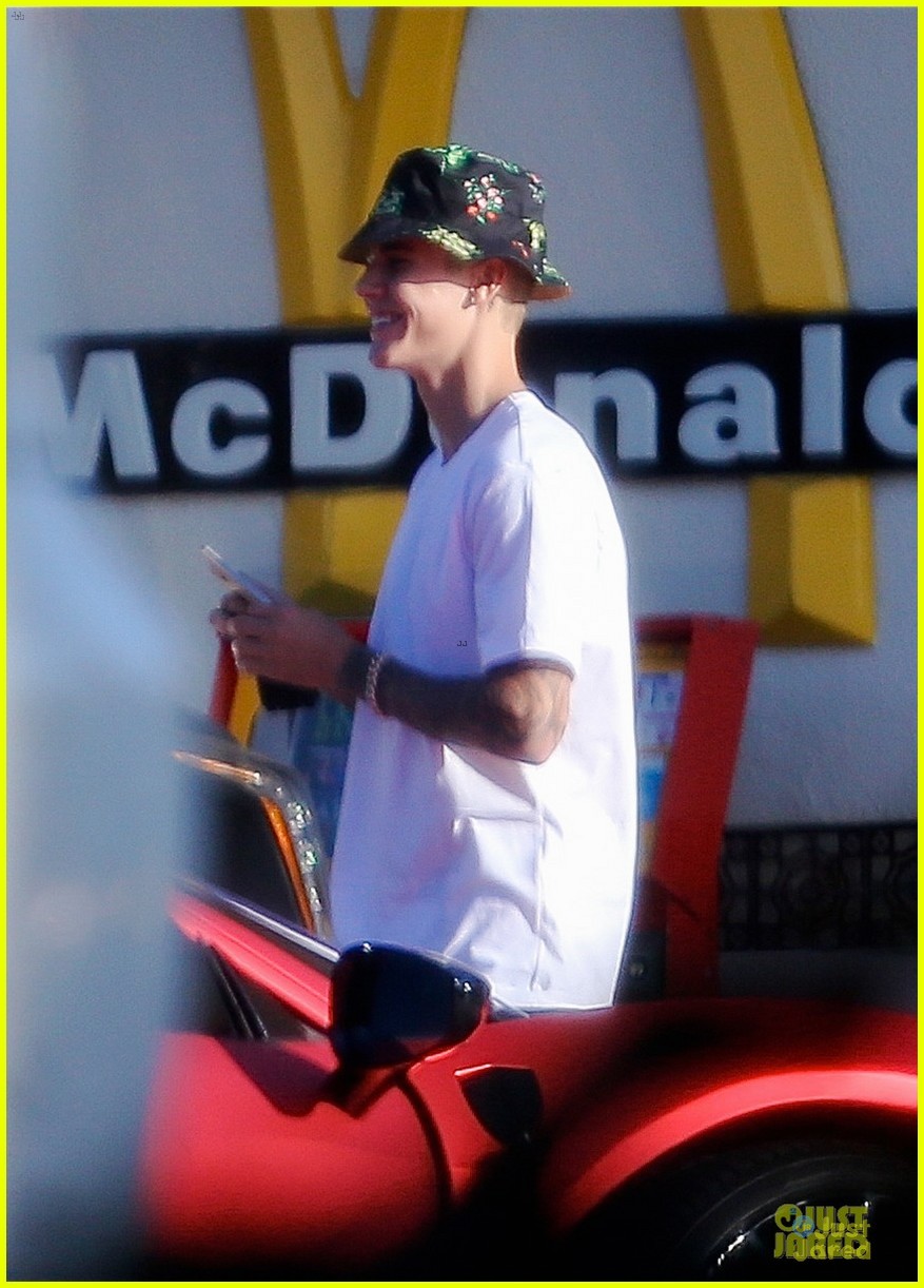 Justin Bieber Flashes Peace Sign After Being Sued By Photographer