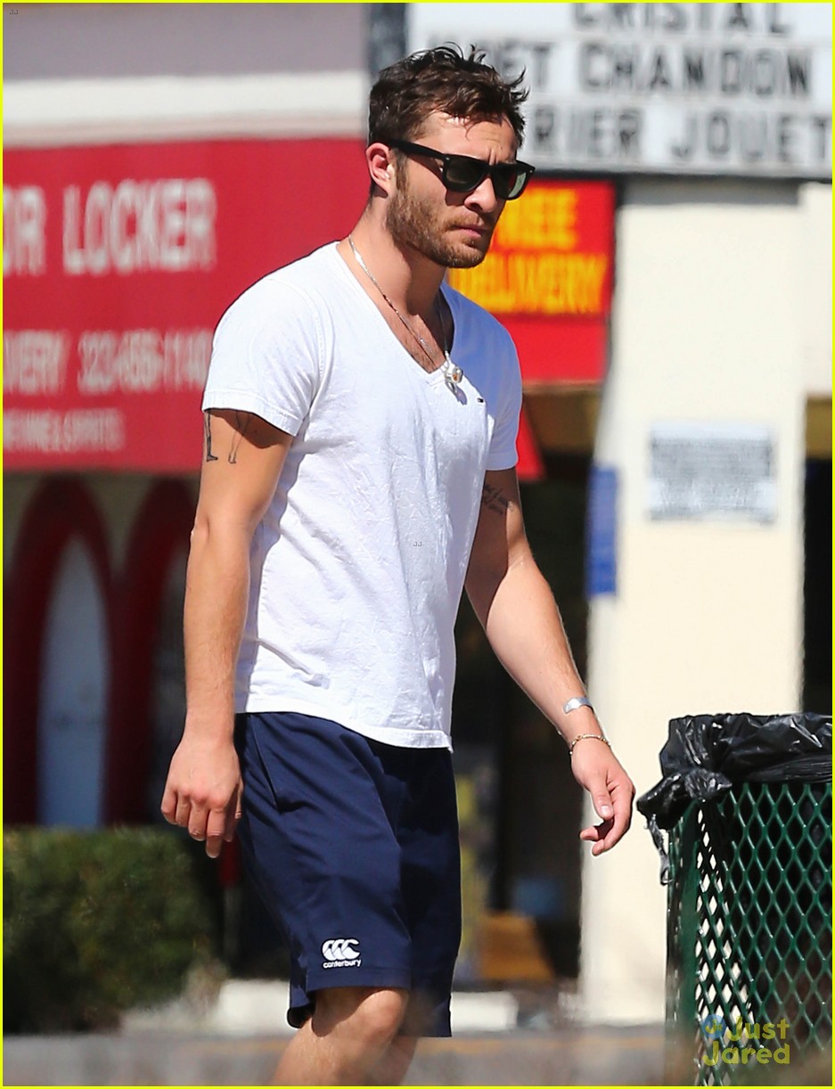 Ed Westwick is All About His Starbucks Iced Coffee | Photo 711771 ...