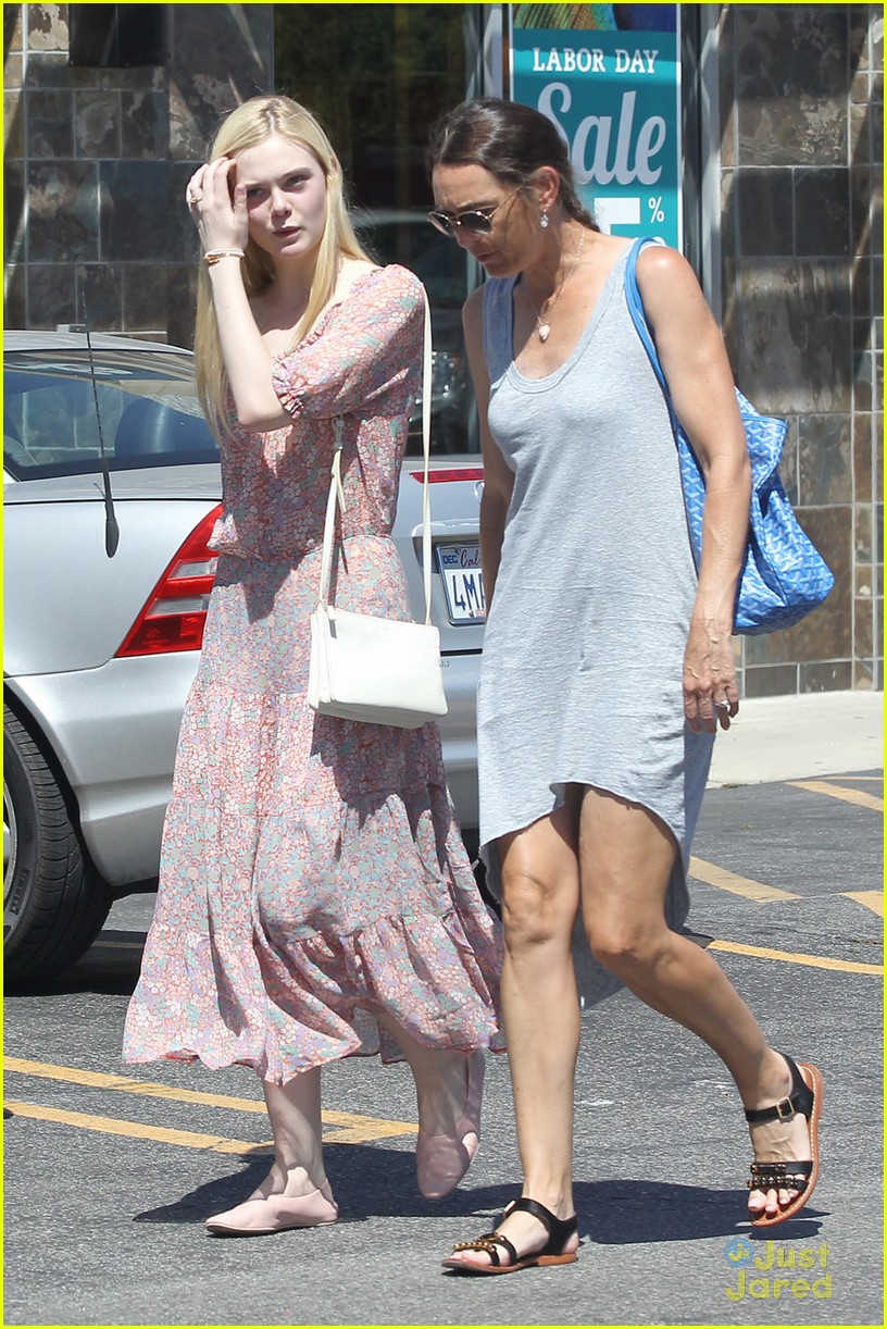 Elle Fanning Enjoys Girls Day Out With Mom Photo 711886 Photo 