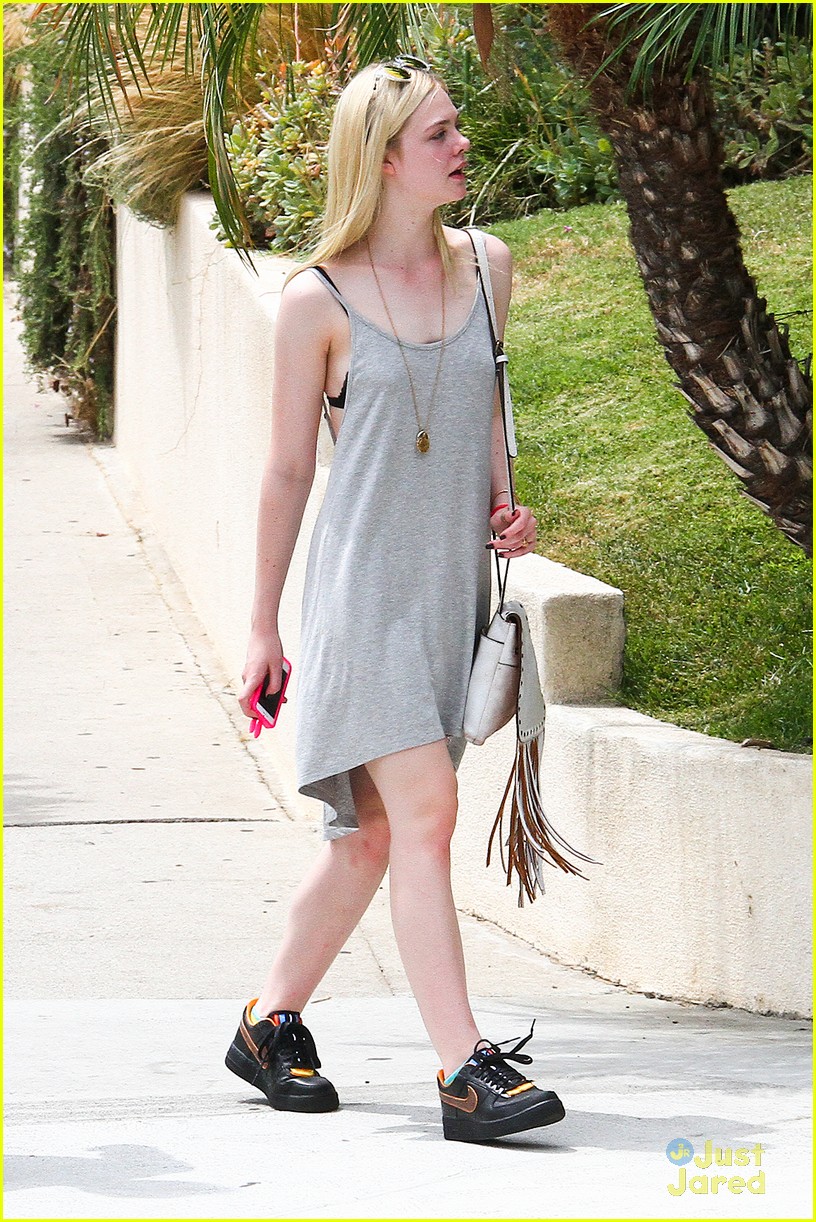 Elle Fanning Eats Lunch Alone in Studio City! | Photo 702548 - Photo