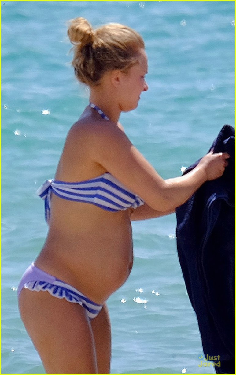 hayden panettetiere baby bump on full display in bikini 04