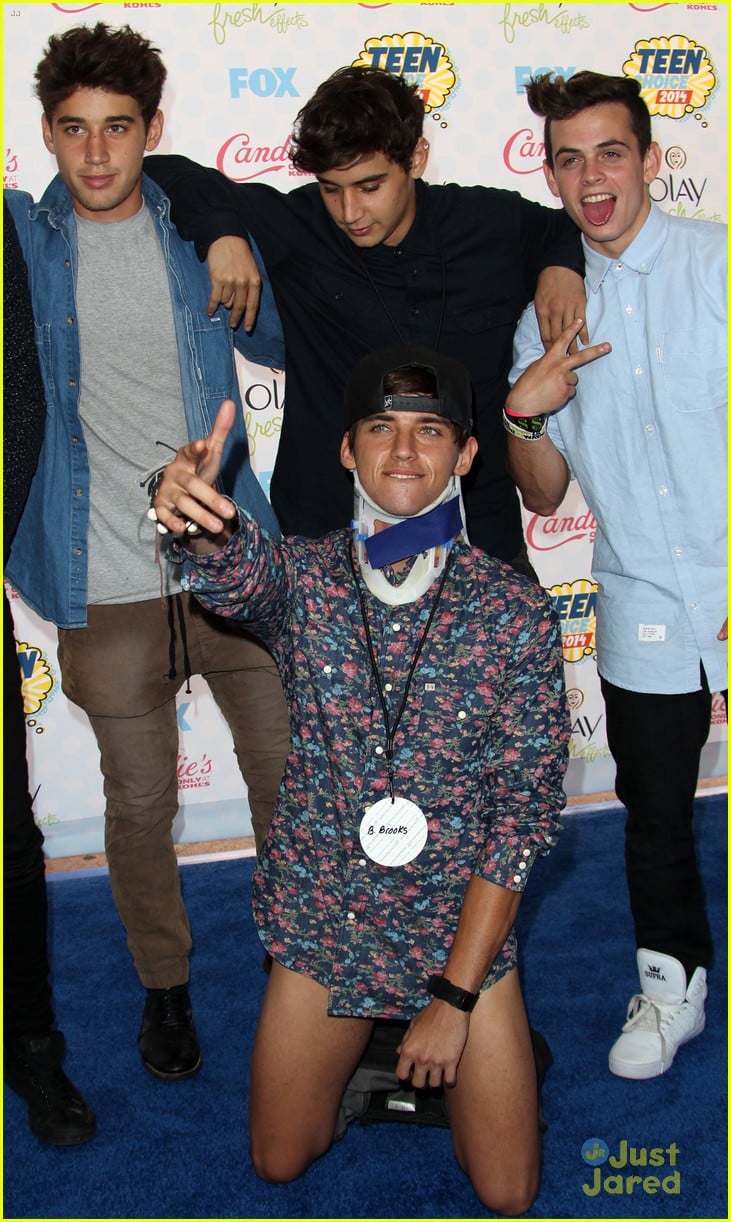 The Janoskians' Beau Brooks Takes a Tumble at the Teen Choice Awards ...