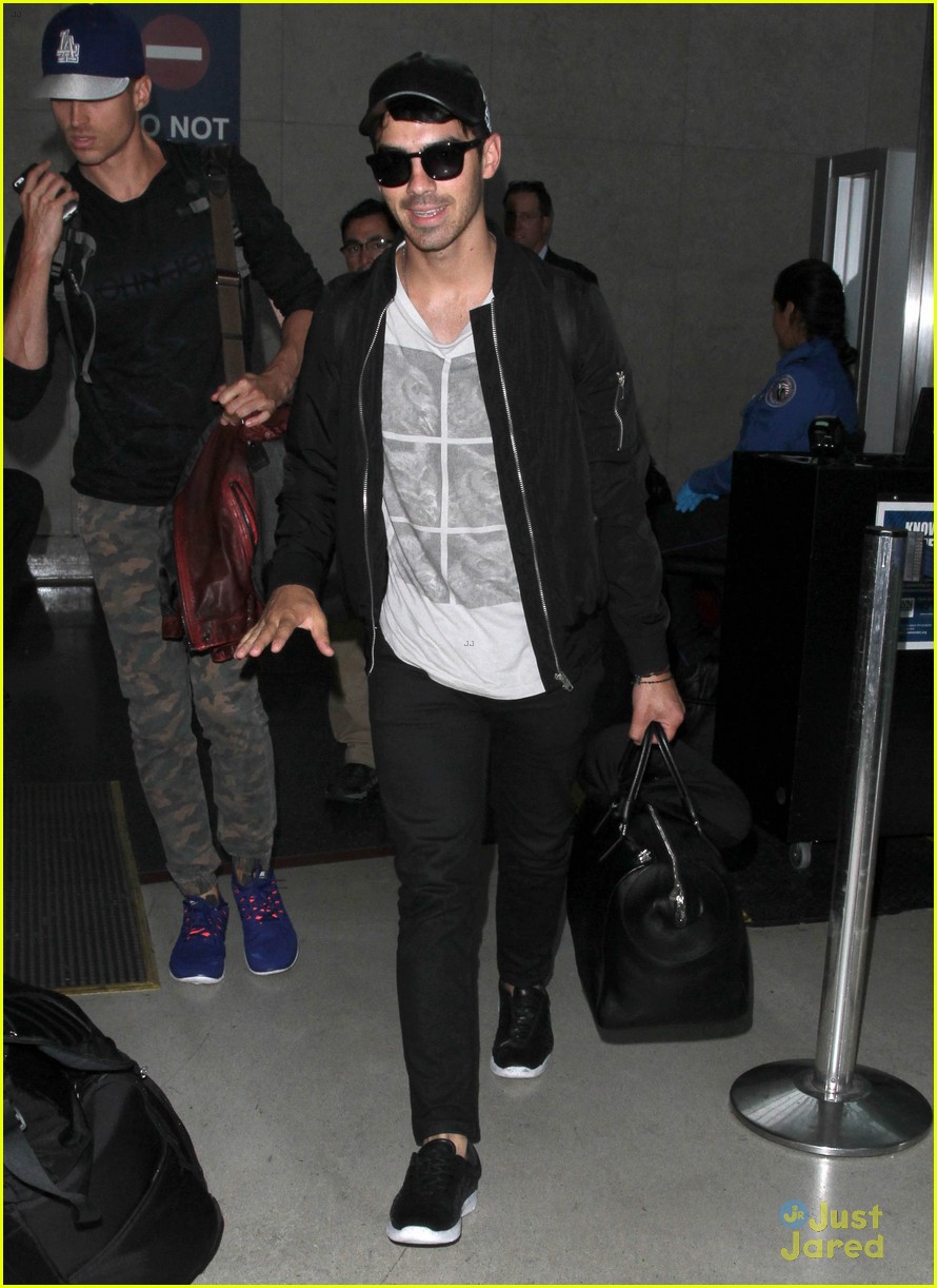 Joe Jonas Arrives Back in L.A. After Whirlwind Trip to Brazil | Photo ...