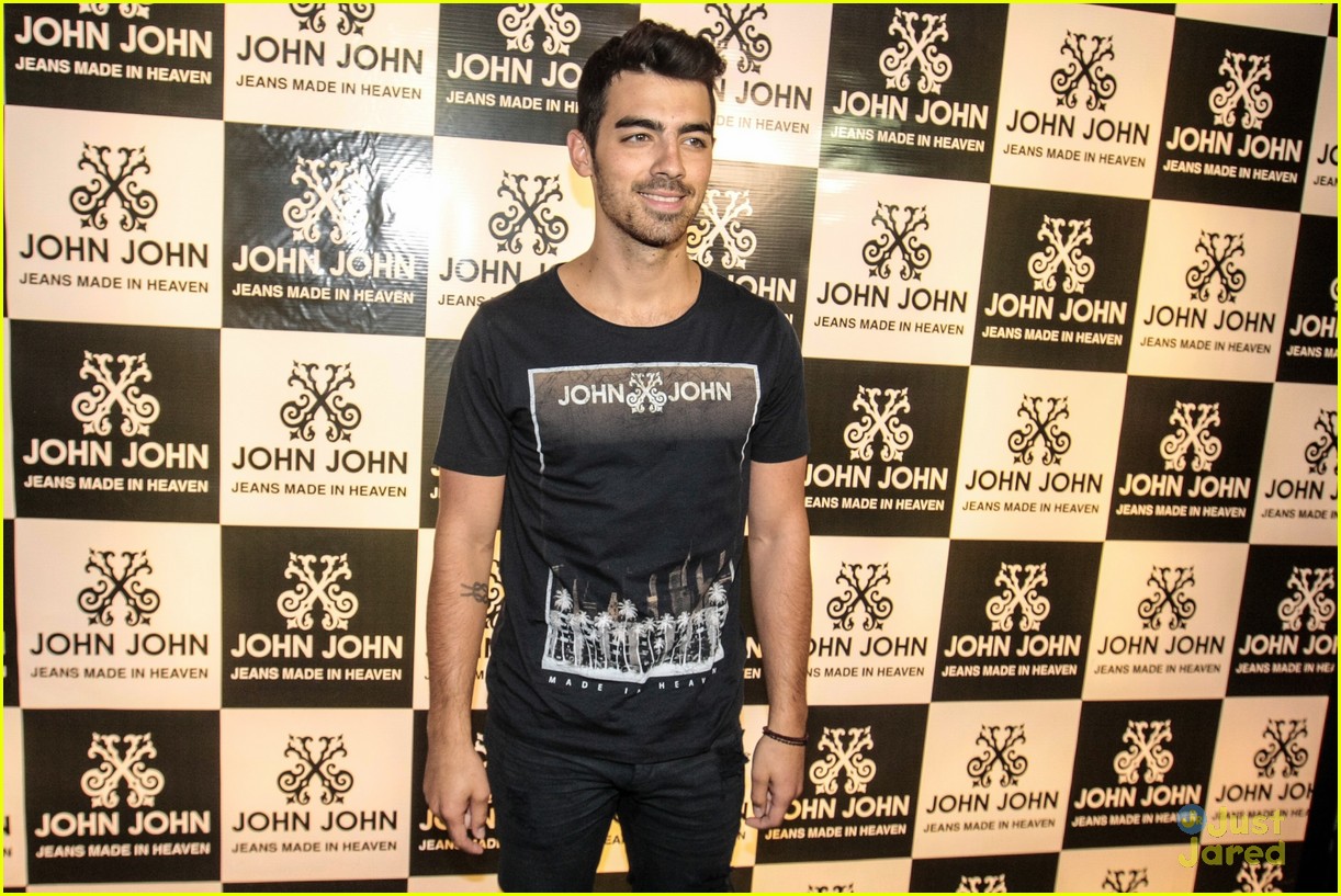 Joe Jonas Reveals His Favorite Kind of Pizza! Photo 709108 Photo