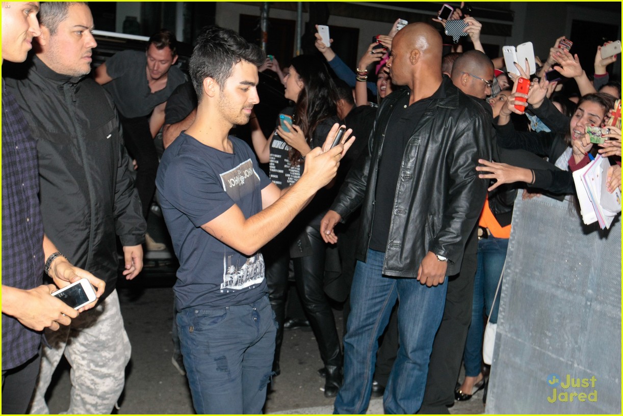Joe Jonas Reveals His Favorite Kind of Pizza! Photo 709127 Photo
