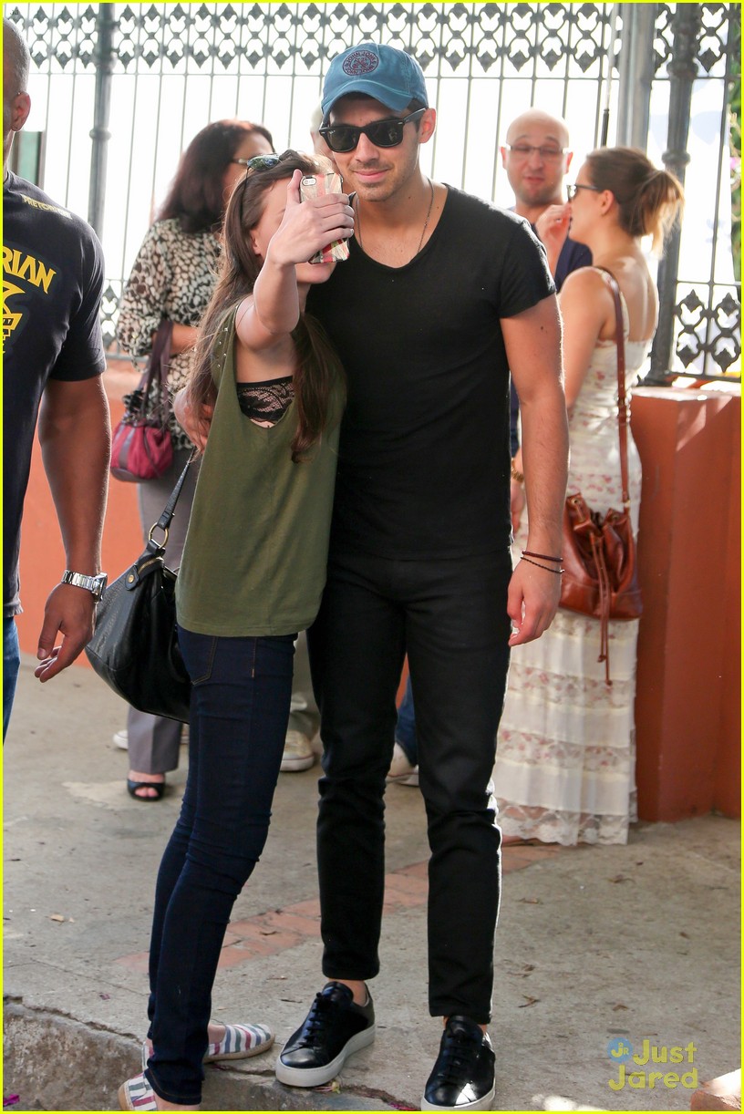 Joe Jonas Relaxes Shirtless Poolside Before Hanging with Brazilian