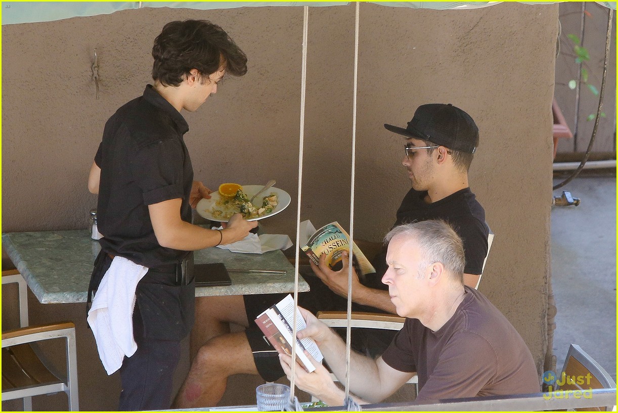 Joe Jonas Buries His Head in a Book at Hugo's | Photo 706434 - Photo