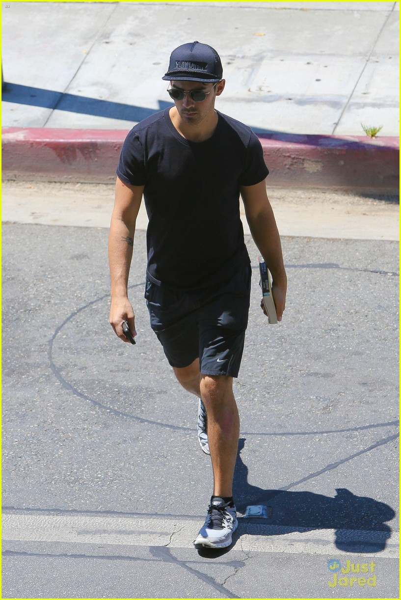 Joe Jonas Buries His Head in a Book at Hugo's | Photo 706436 - Photo