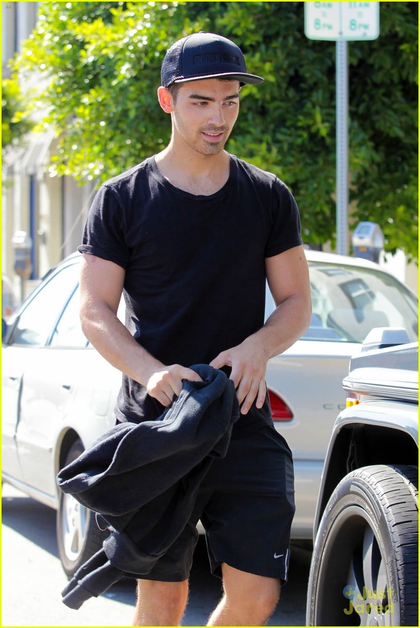 Full Sized Photo of joe jonas buries head book hugos lunch 38 | Joe ...