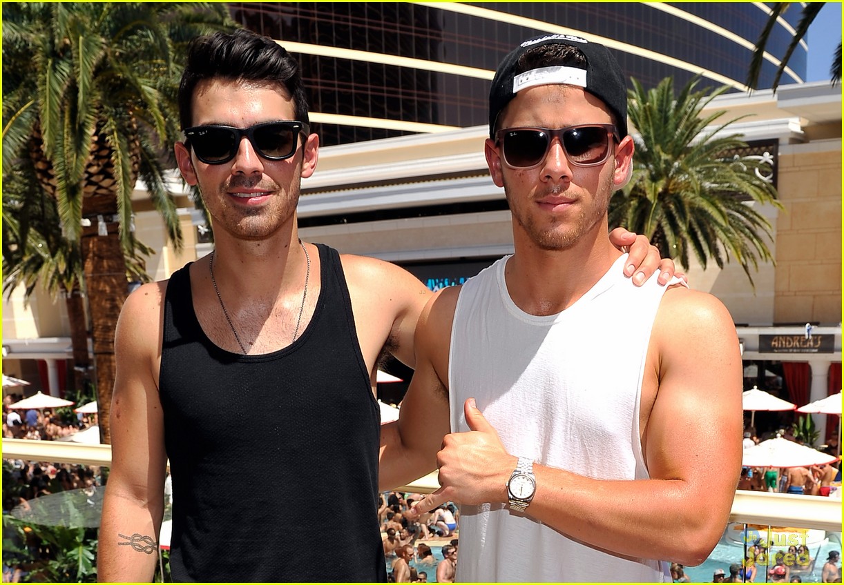 Full Sized Photo Of Joe Jonas Nick Jonas Birthday Party Las Vegas 06 Joe And Nick Jonas Show Off