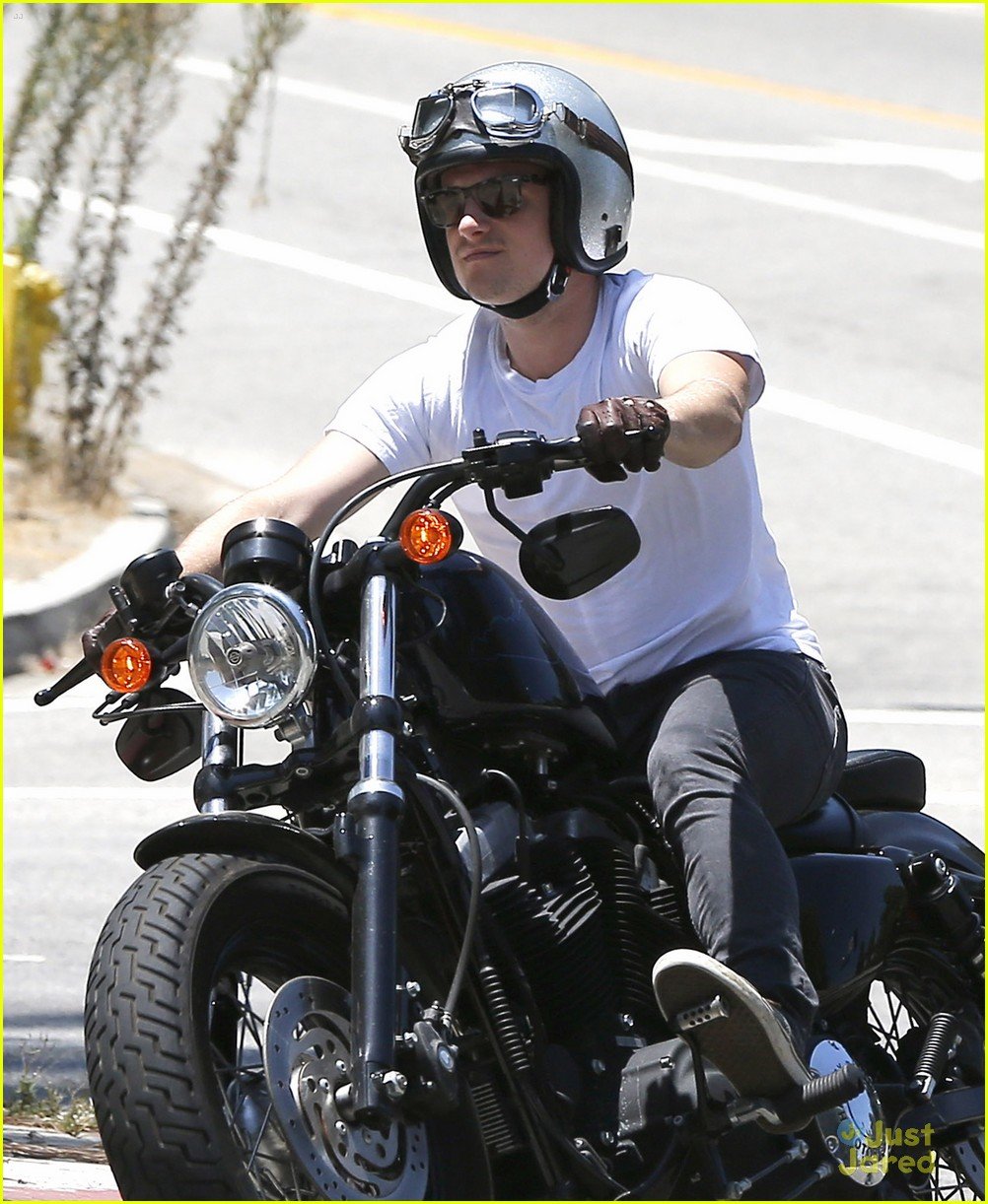 Josh Hutcherson Rides Off On His Motorcycle on a Hot Day | Photo 701796 ...