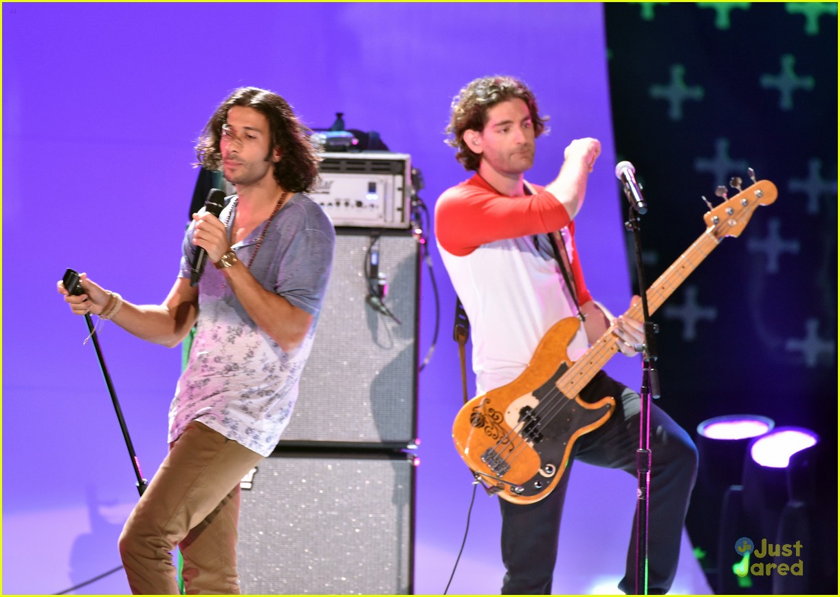 full-sized-photo-of-magic-be-so-rude-teen-choice-awards-performance-07