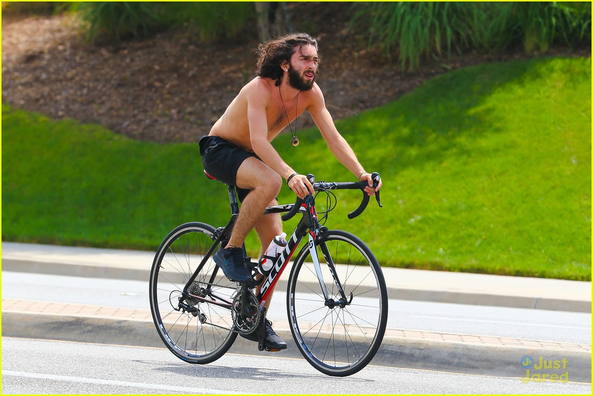 mateo arias shirtless bike ride beard long hair 05.