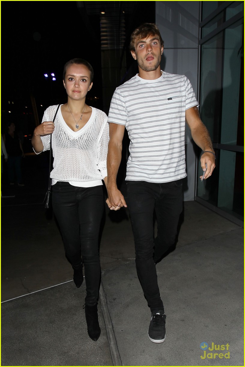 Olivia Cooke Holds Hands with Mystery Boyfriend at Ed Sheeran Concert ...