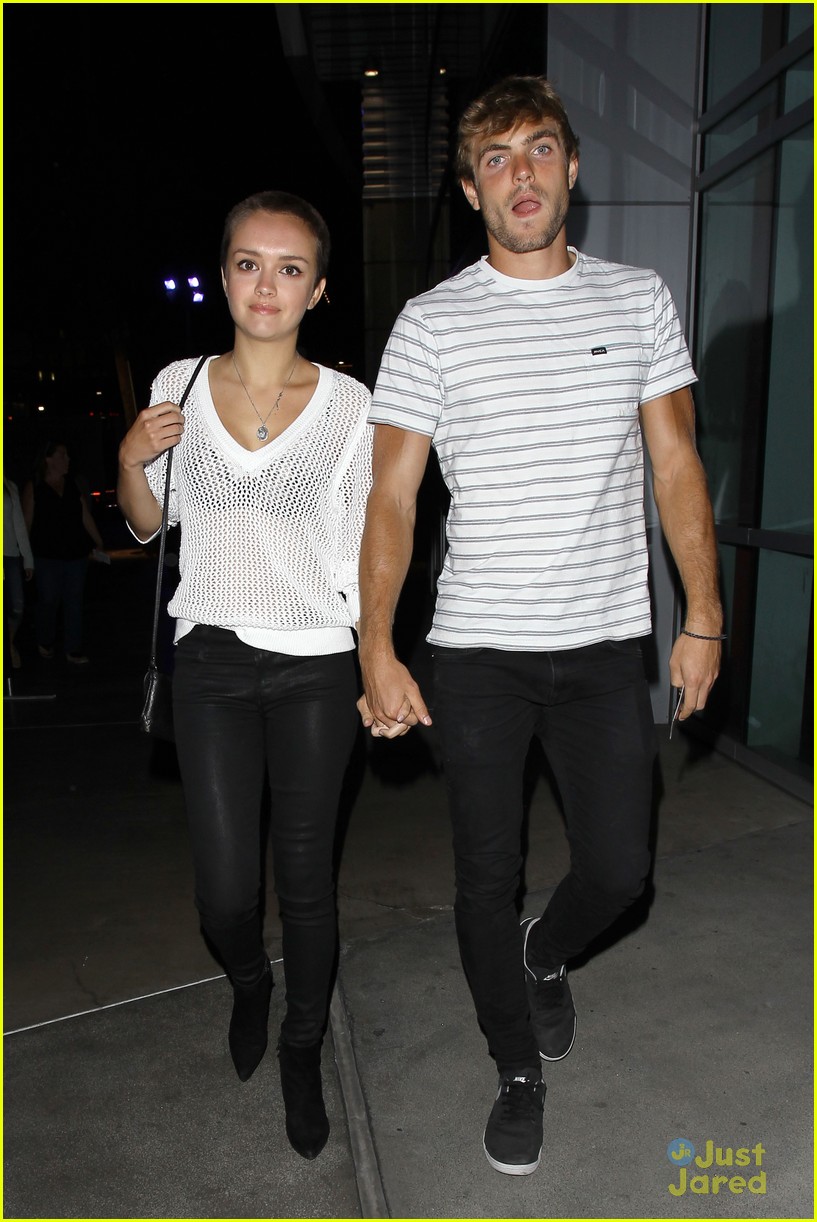 Olivia Cooke Holds Hands with Mystery Boyfriend at Ed Sheeran Concert ...