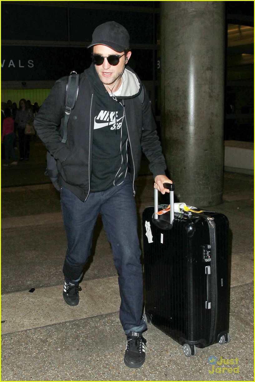 Robert Pattinson Stays Incognito After Arriving In La Photo 705245 Photo Gallery Just