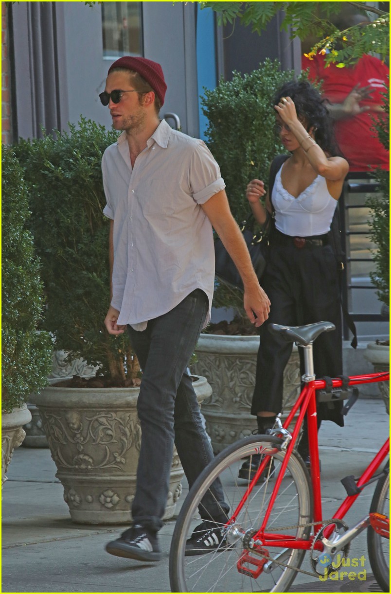 tom sturridge and robert pattinson best friends