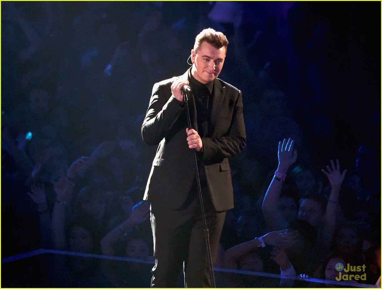 Sam Smith Beautifully Sings 'Stay with Me' at MTV VMAs 2014 Watch Now