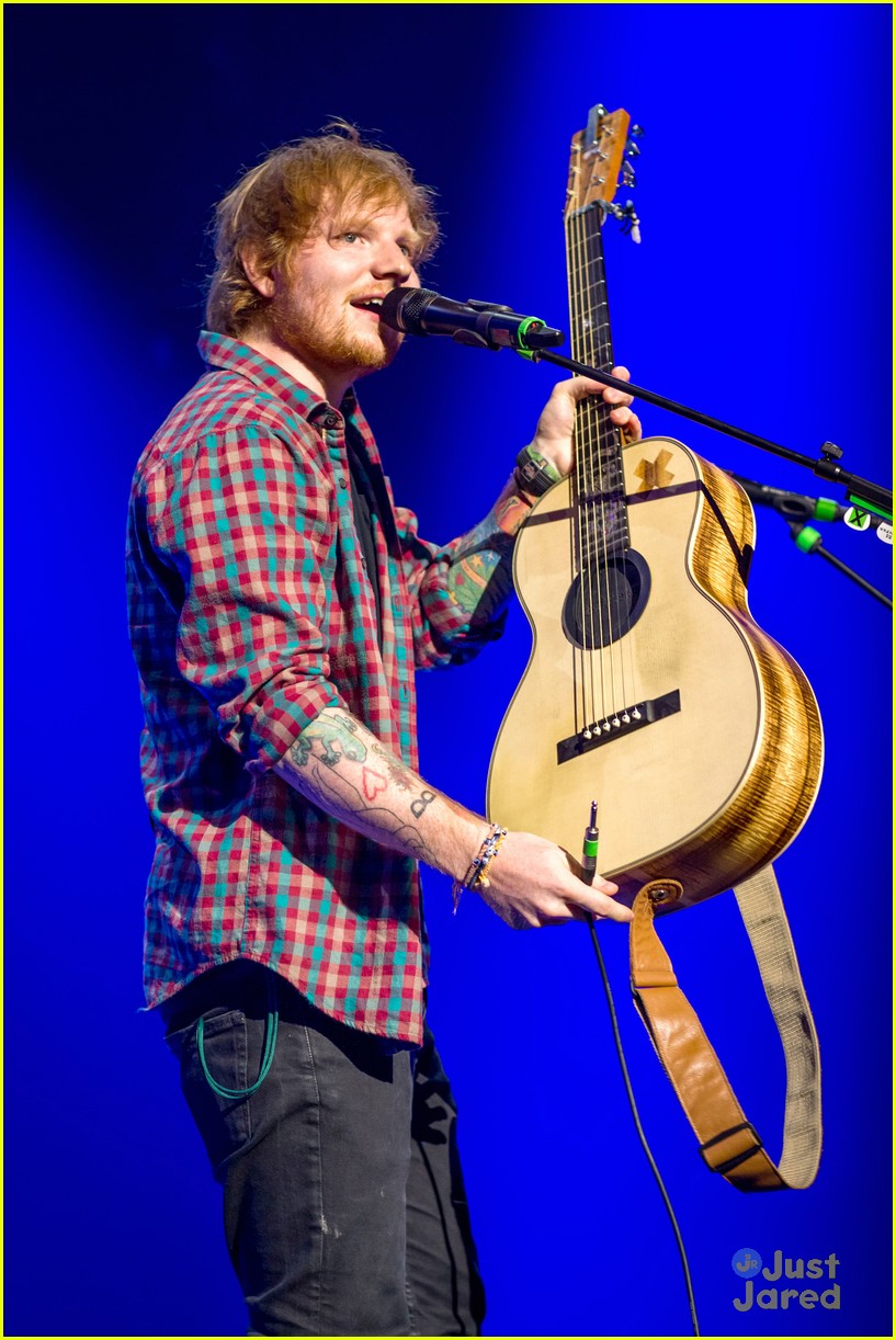 Ed Sheeran Performs for a Giant Crowd in Las Vegas! Photo 712423