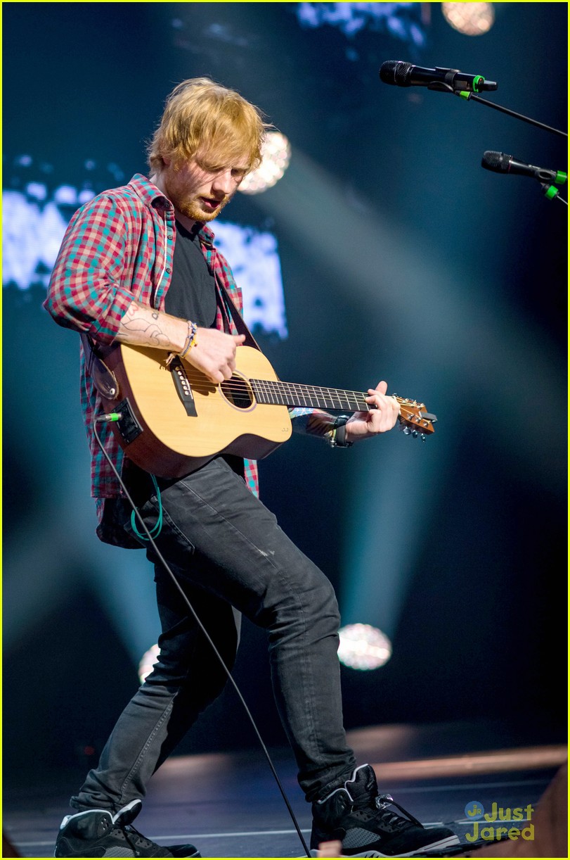 Ed Sheeran Performs for a Giant Crowd in Las Vegas! Photo 712427