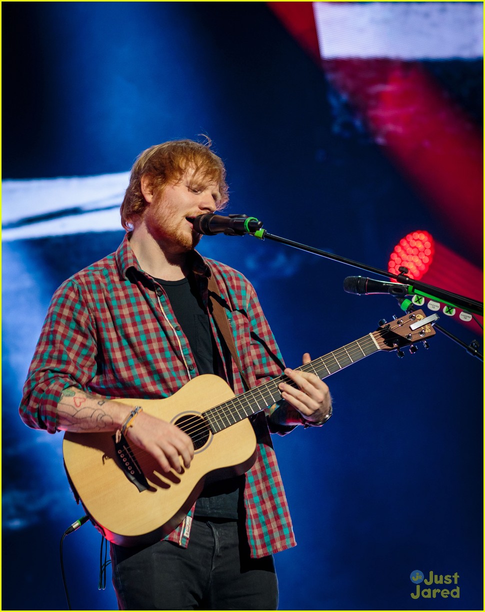 Ed Sheeran Performs for a Giant Crowd in Las Vegas! Photo 712442