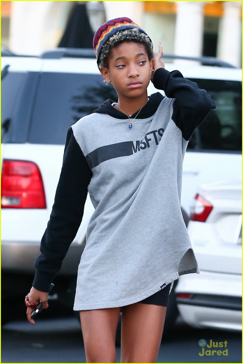 Willow Smith Supports Big Bro Jaden with a MSFTSrep Sweatshirt | Photo ...