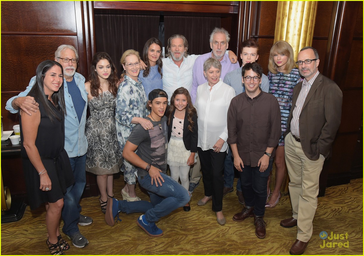 Taylor Swift & Odeya Rush Get Together with the 'Giver' Cast at Press