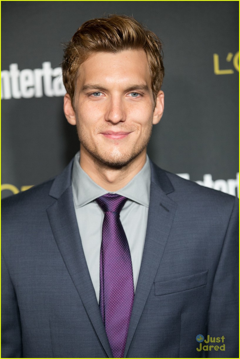 Jessica Szohr & Scott Michael Foster Heat Up the Entertainment Weekly