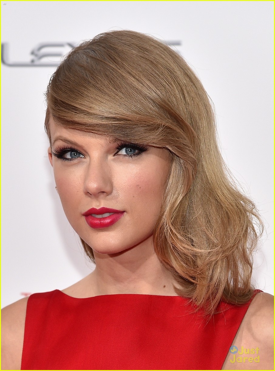 Full Sized Photo Of Taylor Swift The Giver Nyc Premiere 03 Taylor Swift Brings Elegance To The Giver Premiere In Nyc Just Jared Jr