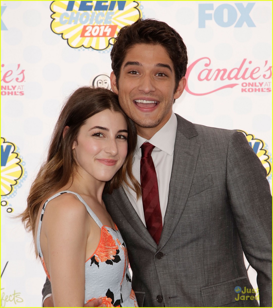 Tyler Posey & Seana Gorlick Share Teen Choice Awards Carpet Kiss & It's ...