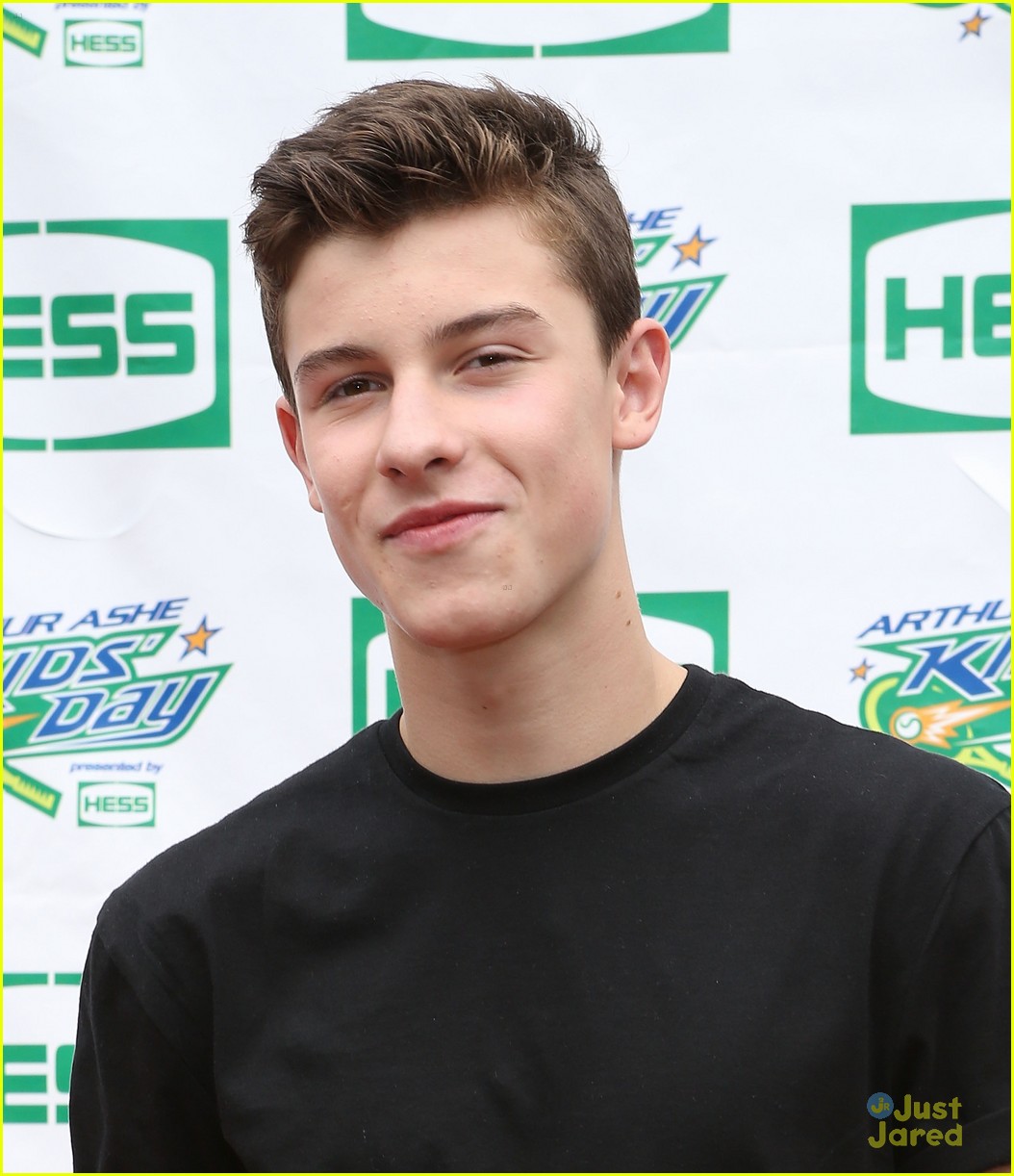 Ok now y didn't I see his this long hair pic beforee??!! | shawn mendes  army Amino