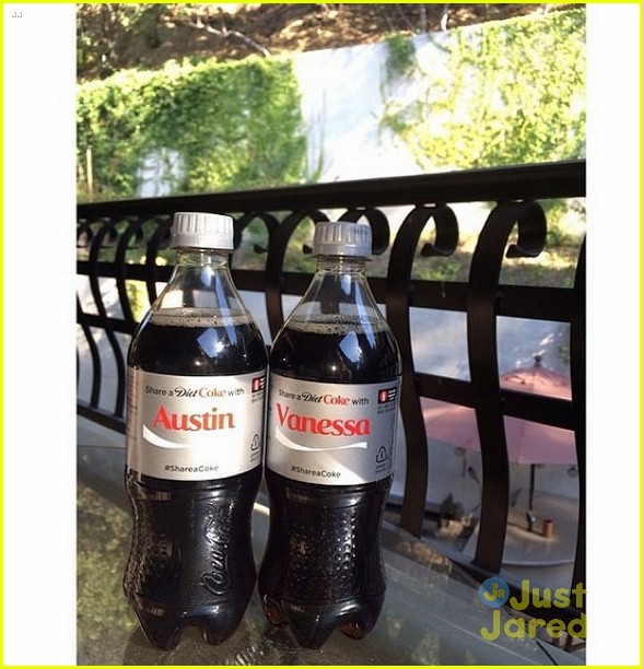 vanessa hudgens austin butler drink personalized diet cokes 03