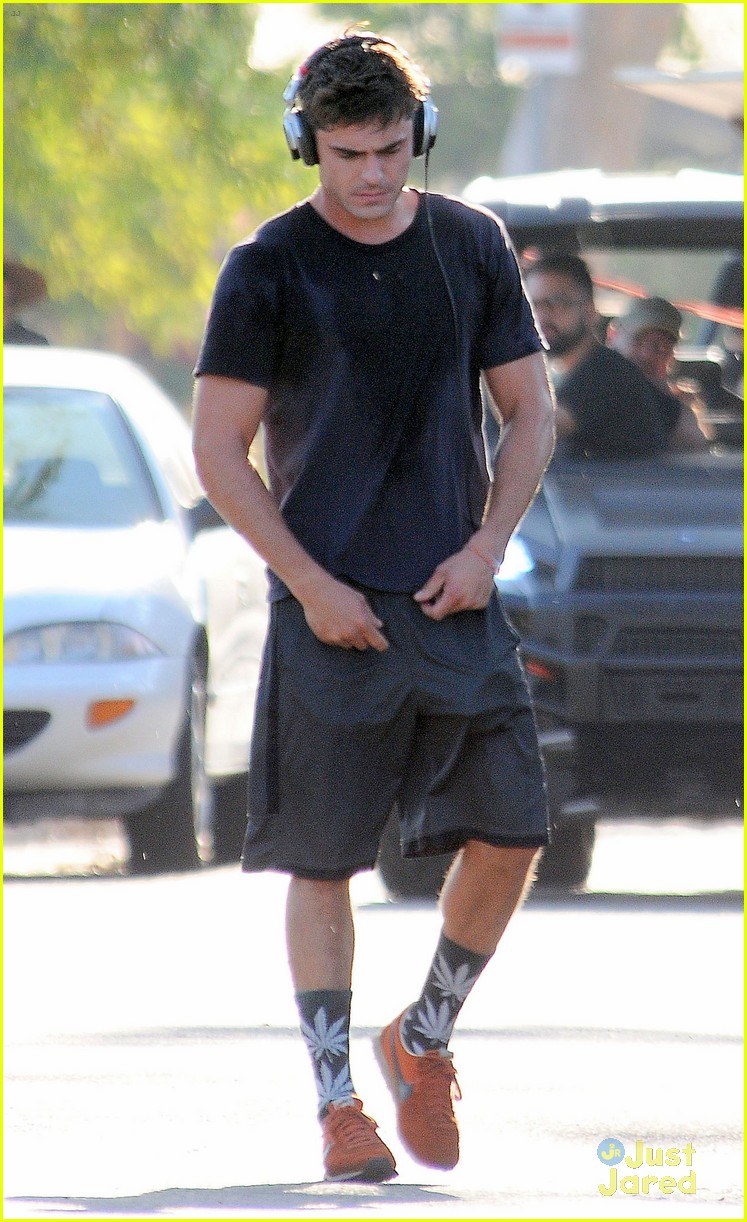 Zac Efron Gets Sweaty Sprinting on 'We Are Your Friends' Set | Photo ...