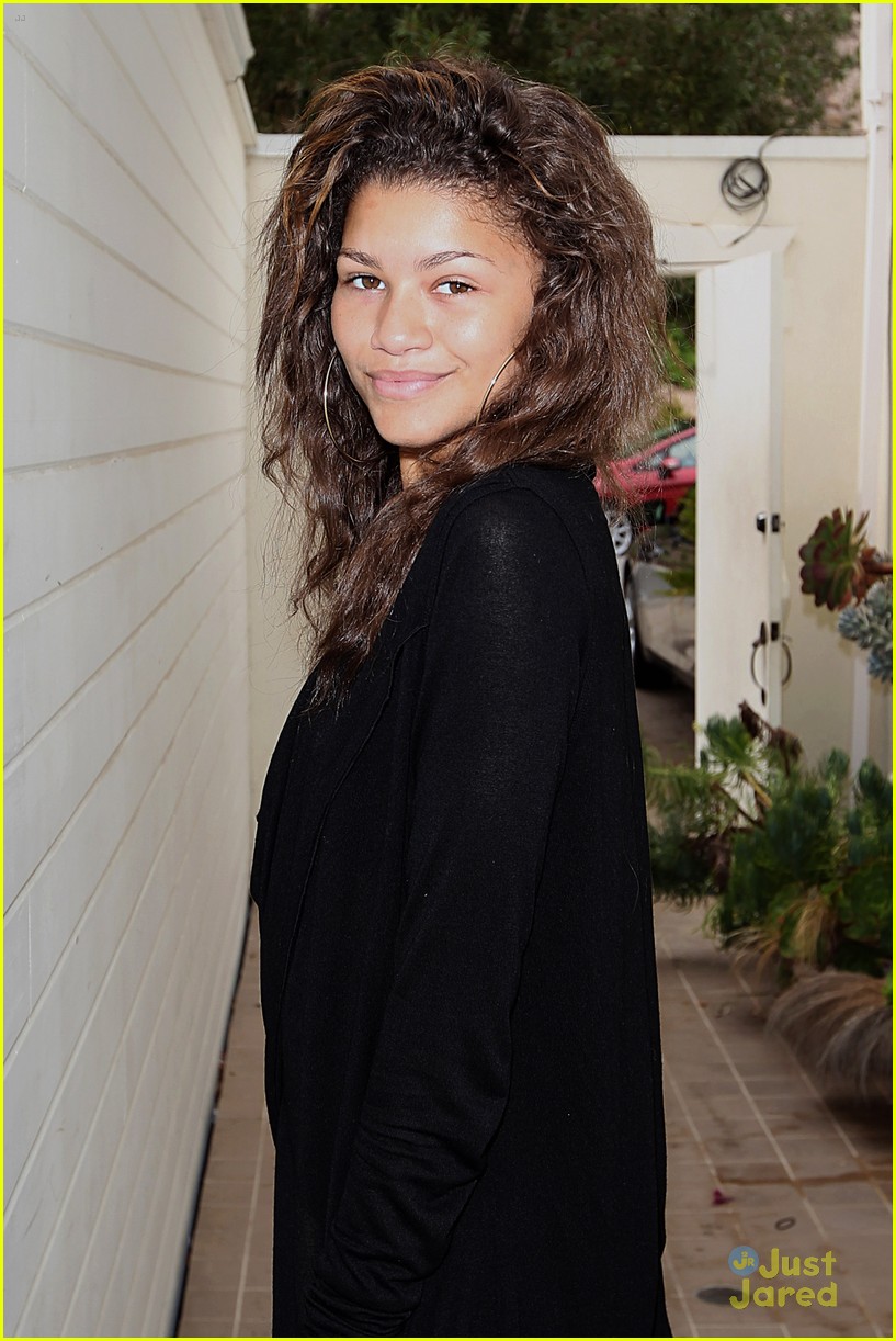 Zendaya Is 'Vicariously Living' Through Her Mom Claire | Photo 702765