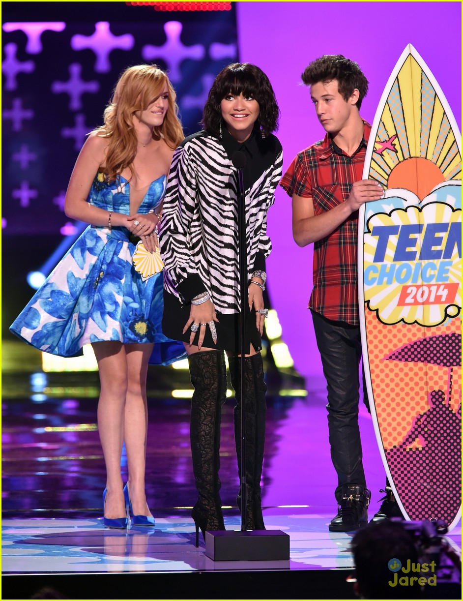 Zendaya Switches Outfits & WINS Choice Style Icon at Teen Choice Awards