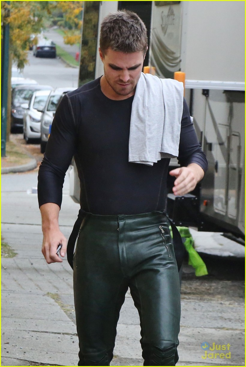 Stephen Amell Gets a Makeover Including Eyeliner and Leather Pants!: Photo 720513 | Stephen Amell Pictures | Just Jr.