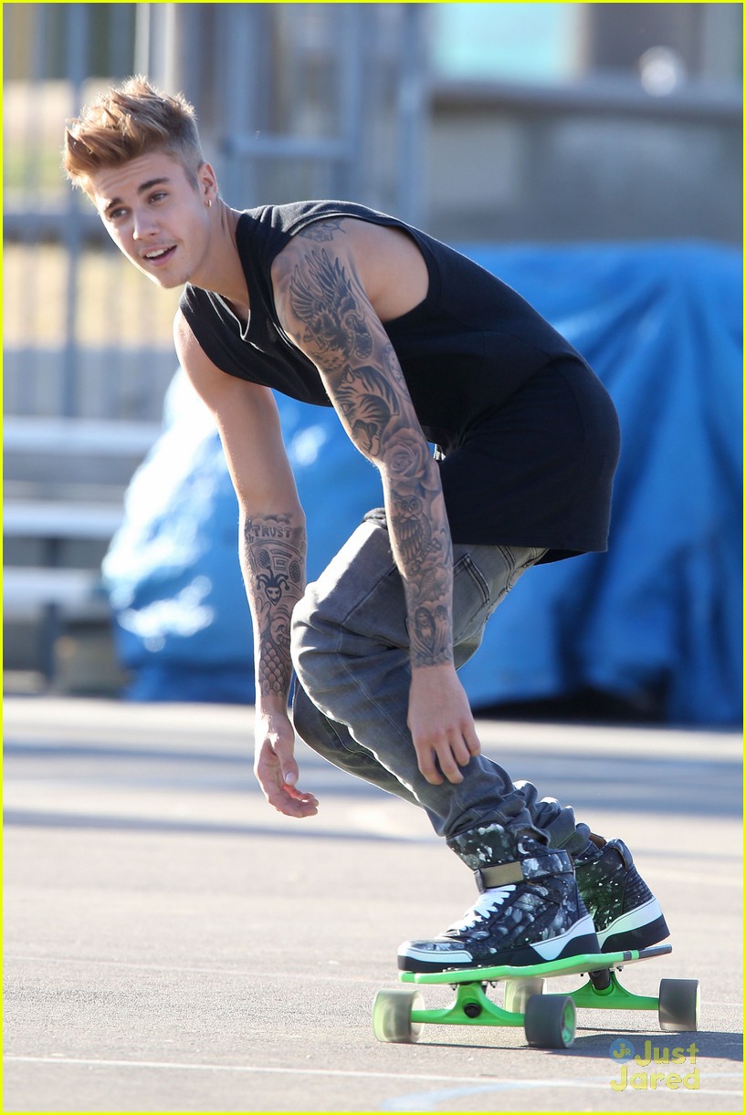 Justin Bieber Skateboards, Slam Dunks a Basketball, & Plays Tennis All in One Day! Photo