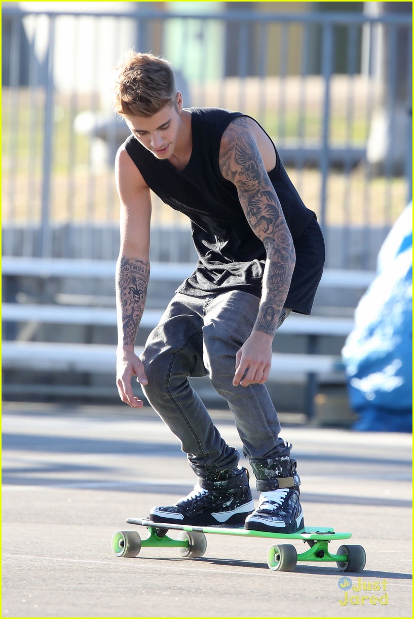Justin Bieber Skateboards, Slam Dunks a Basketball, & Plays Tennis All in One Day! Photo