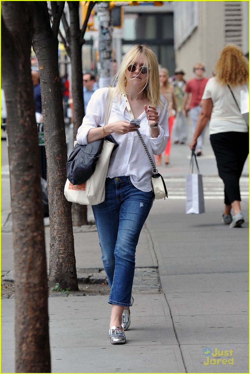 Full Sized Photo of dakota fanning rodarte show walking nyc 07 | Dakota